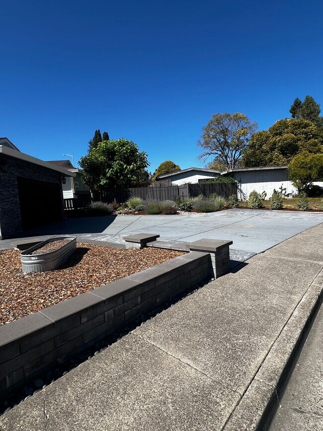 Building Photo - Remodeled Single Story 3 Bedroom/2 Bathroo...