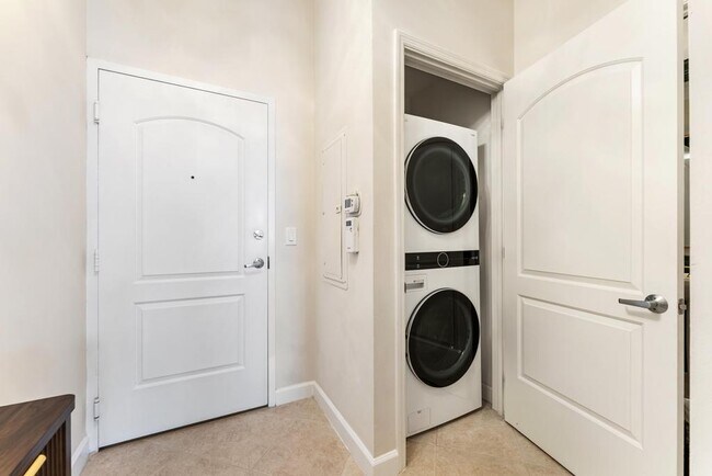 Building Photo - 801 S Olive Ave