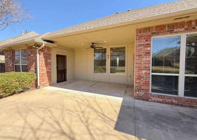 Building Photo - 3 Bed, 2.5 Bath Home in Oxford Park – Open Layout & Tall Ceilings