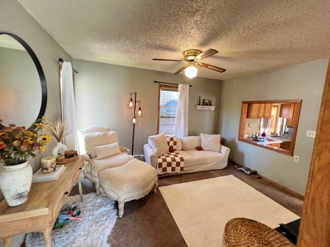Building Photo - Upper Level 2 Bedroom Apartment - AVAILABLE JUNE