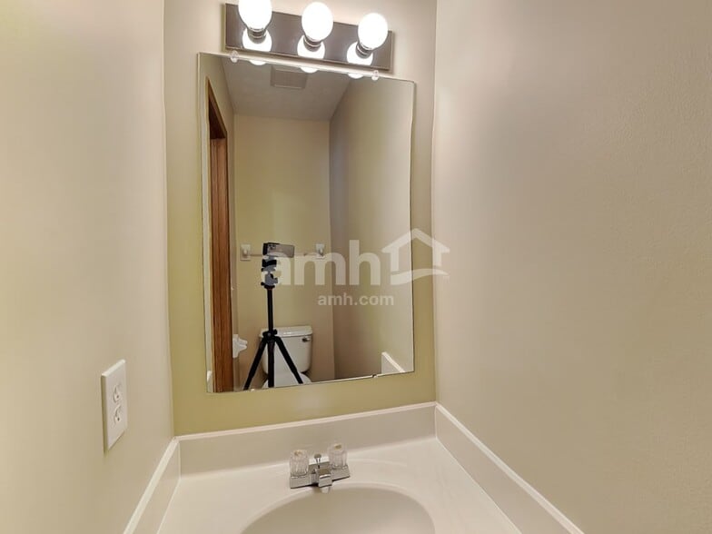 Building Photo - 5161 Tyler Henry Dr