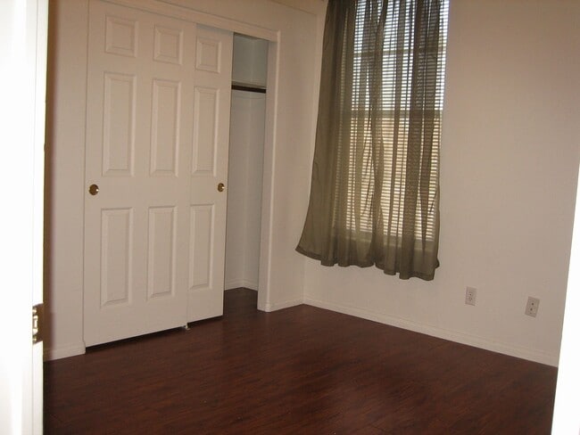 Building Photo - Single story, gated, 3bed, 2bath, 2car garage, Club house, Community Pool, Spa, Fitness room, CCRs