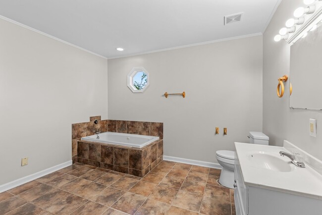 Building Photo - Stylish & Newly Renovated 4 Bedroom 2 Bath...