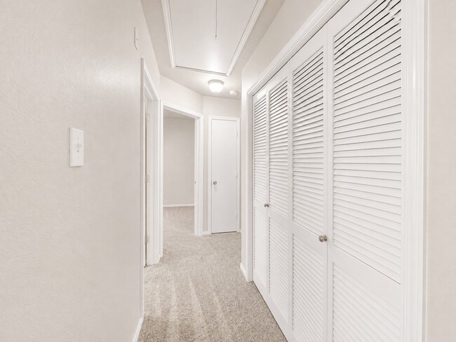 Building Photo - 14942 Sunset Creek Dr