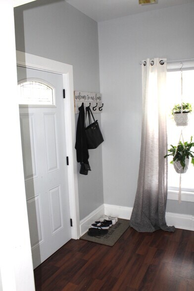 Entryway - 208 Warren St