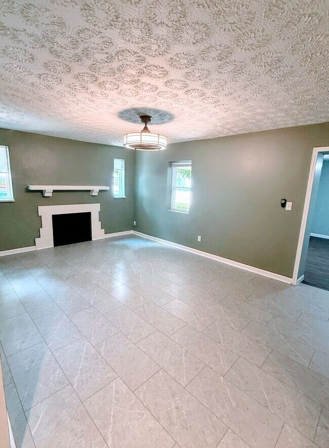 Building Photo - Spacious 6BR House in New Lebanon