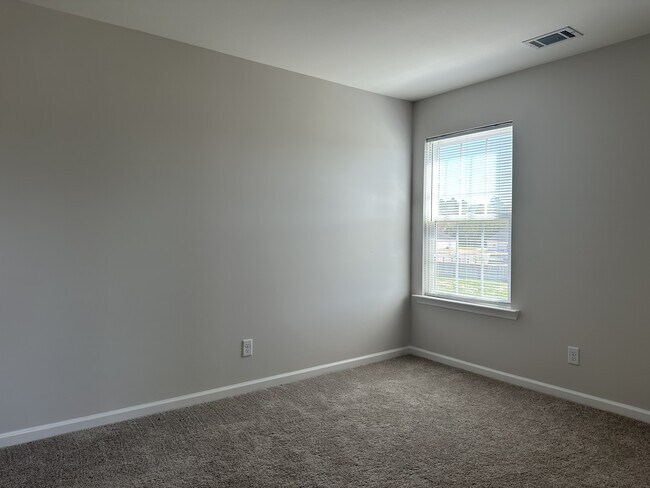 Building Photo - 96 Deerfield Dr NE