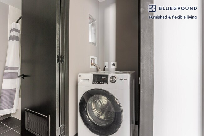 Building Photo - 1313 L St NW