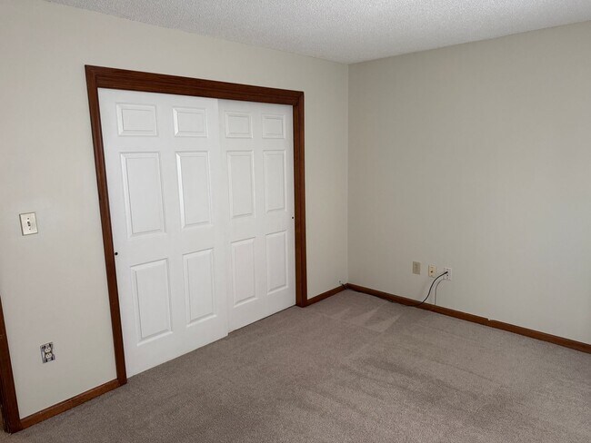Building Photo - LANDSTOWN MEADOWS
