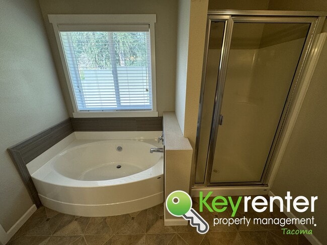 Building Photo - Unique Parkland 4 Bedroom 3 Bath Spacious ...