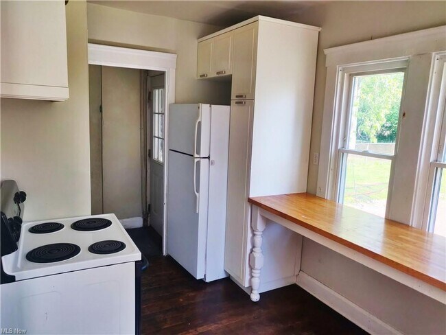 Building Photo - 3300 Dellwood Rd