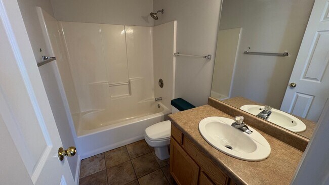 Building Photo - 3 Bedroom 2.5 Bath in West Jordan!