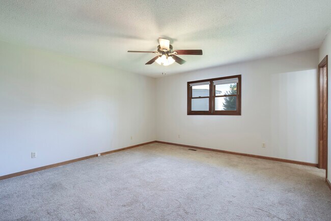 Building Photo - 702 W 6th Ave