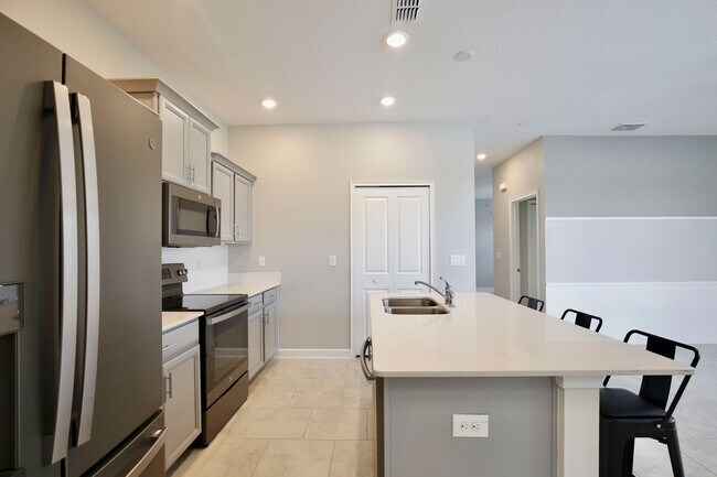 Building Photo - Former Model Townhome for Rent – Winter Ga...