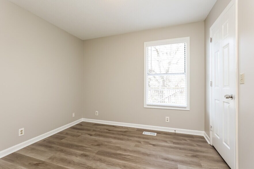 Building Photo - 121 Lee Ct