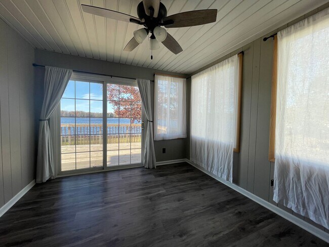 Building Photo - Three Bedroom Home in Gobles