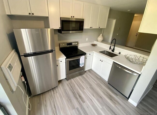 Building Photo - 6930 Hyde Park Dr