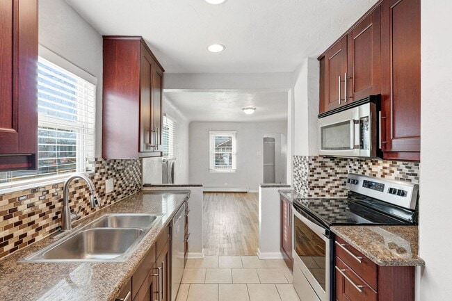 Building Photo - 3 Bed - 2 Bath home in Englewood!