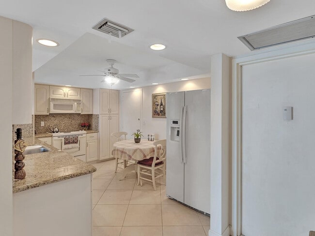 Building Photo - 1150 Hillsboro Mile