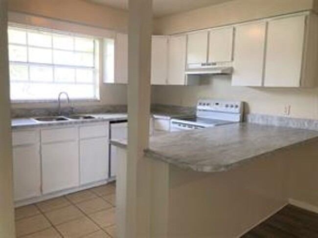 Building Photo - 3 Bedroom / 2 Bath Sanford Home Available ...