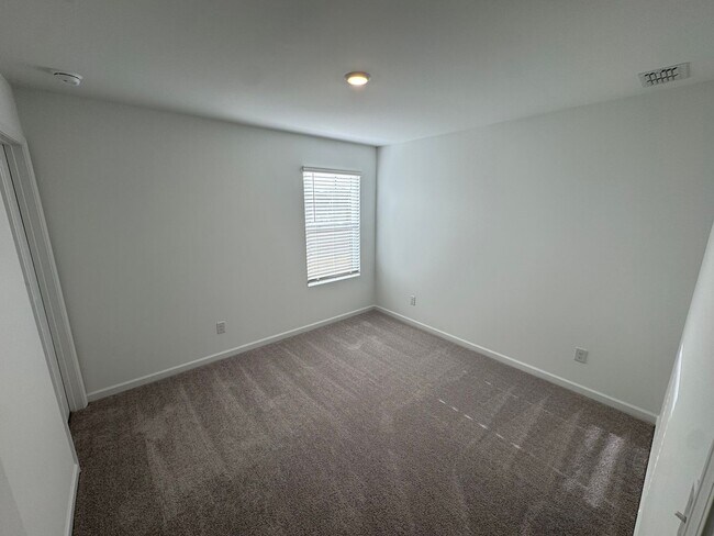 Building Photo - New 5 Bed 3 Bath Home in New Loganville Community!