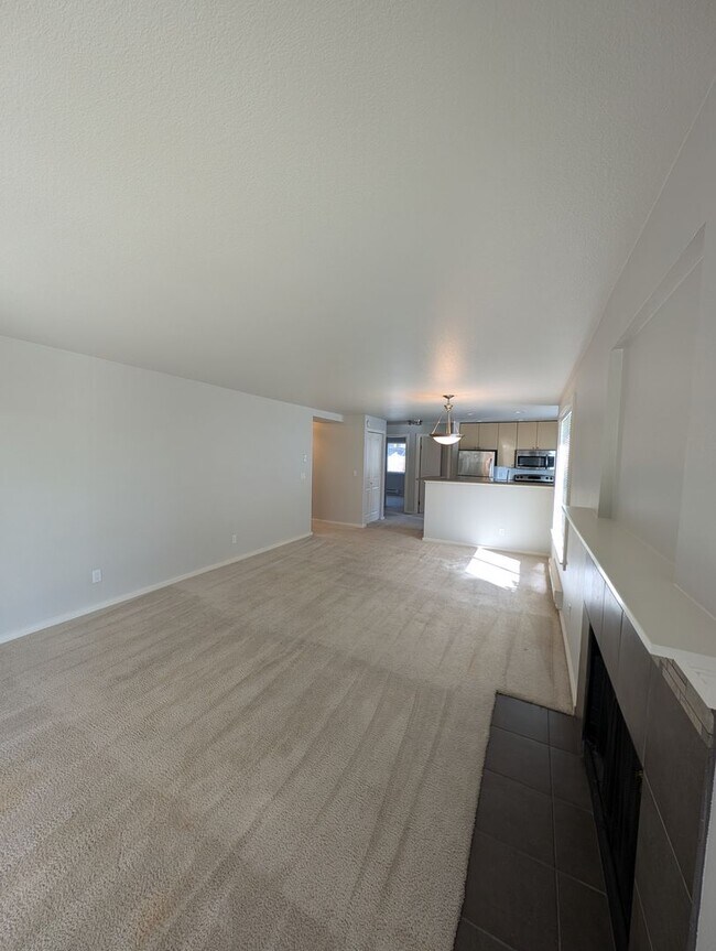 Building Photo - High End 3 Br Condo off of Bothell-Everett...
