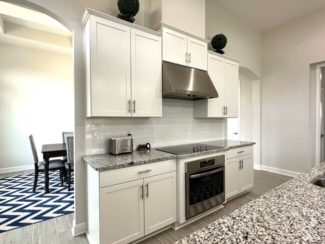 Building Photo - Fully Furnished, Stunning 4/4, Available I...