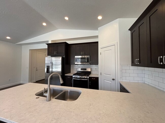 Building Photo - SPACIOUS HOME FOR RENT!