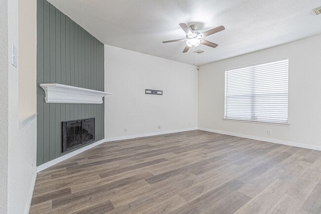 Building Photo - 213 Tapwood Ln
