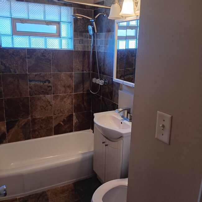 Primary Photo - 1821 W 19th Ave