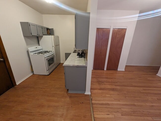 Building Photo - Updated Very Large 2 BR In Uptown