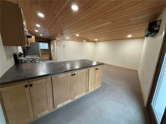 Building Photo - 260 Oak Ave