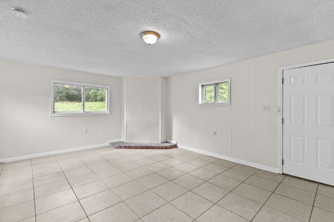 Building Photo - Perfect Blend of Convenience & Comfort on ...