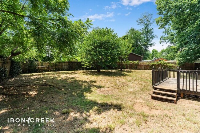 Building Photo - 16 King Arthur Pl