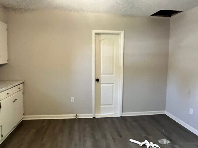 Building Photo - 819 S Elm Ave