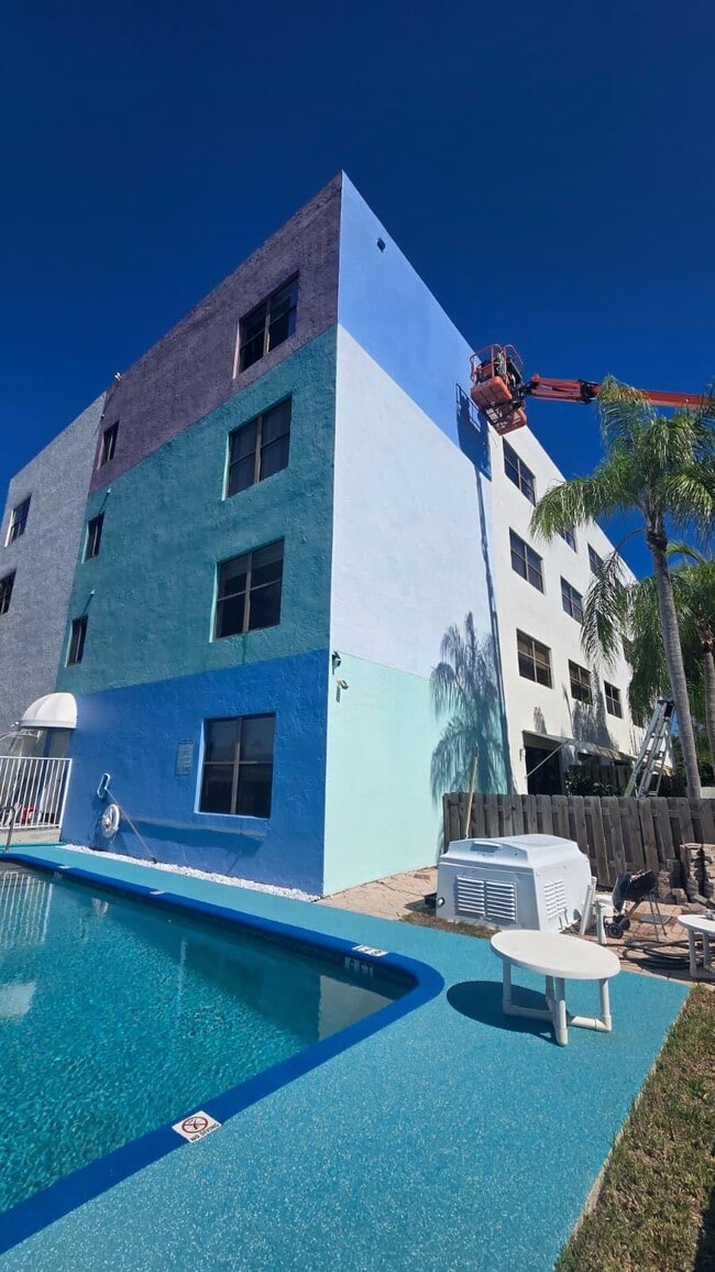 Building Photo - 105 S Riverside Dr