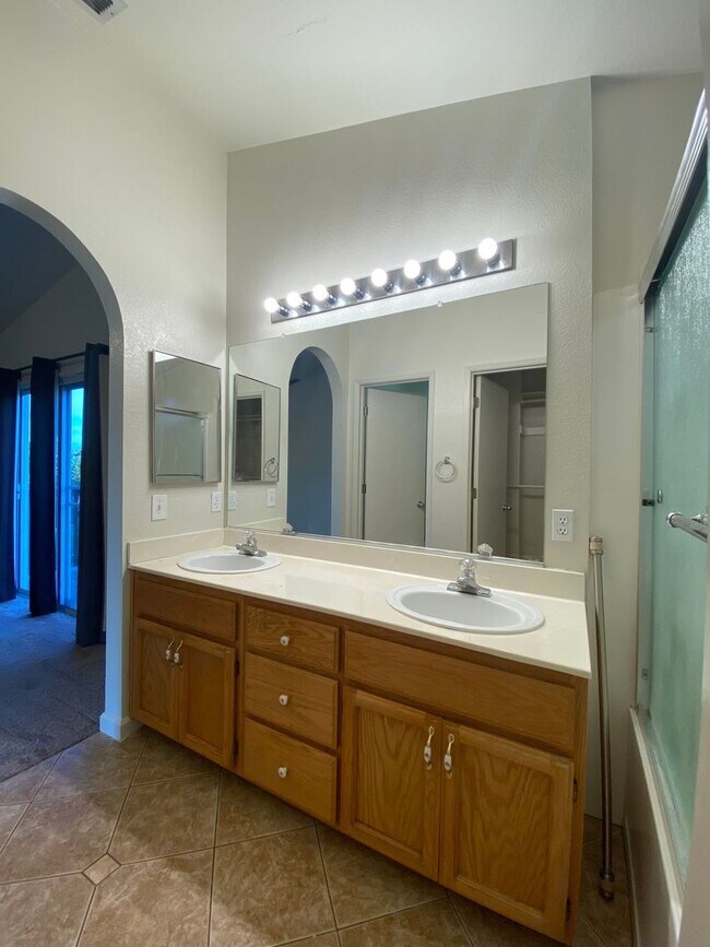 Building Photo - Spacious Home with a Pool & Hot Tub!