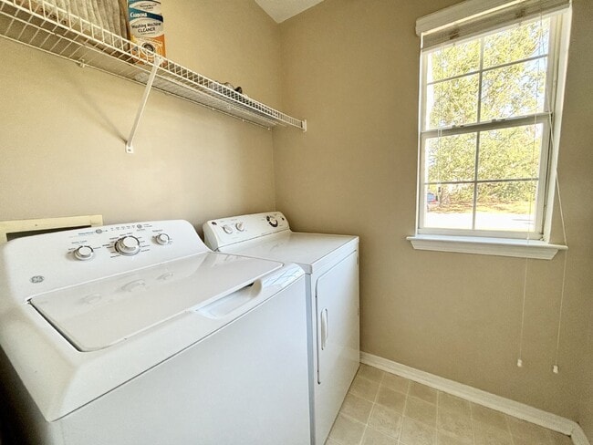 Building Photo - Three Bedroom Townhome Located in Mill Creek