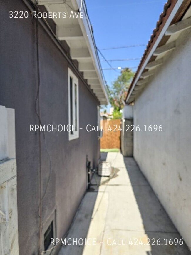 Building Photo - 3220 Roberts Ave