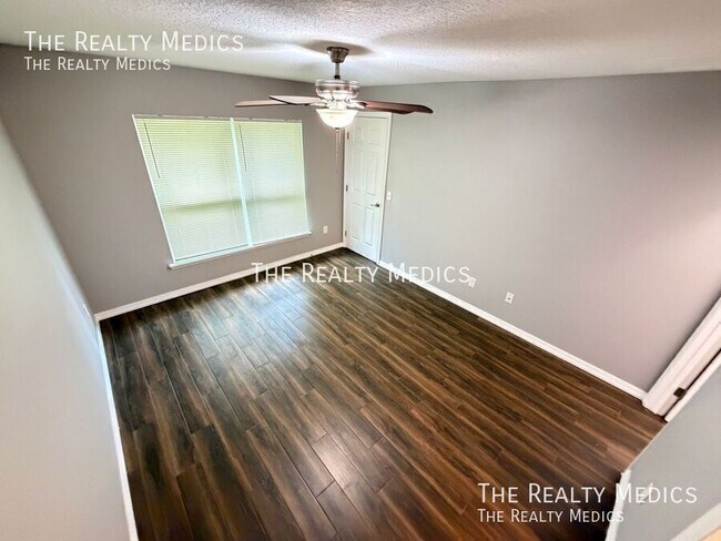 Building Photo - 2615 Fair Oaks Dr