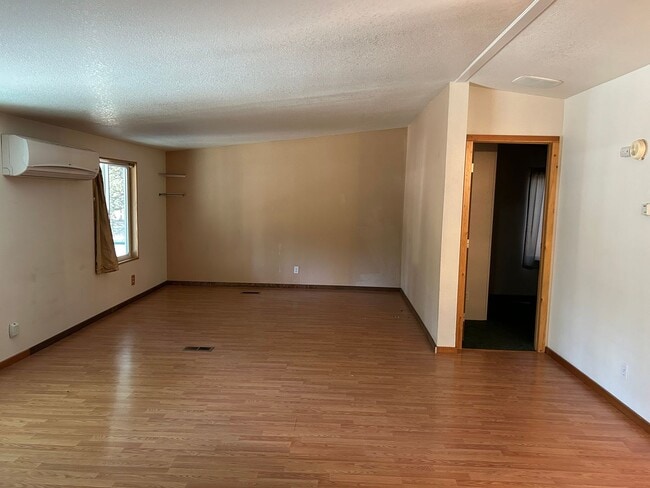 Building Photo - Cute Home Close to Everything