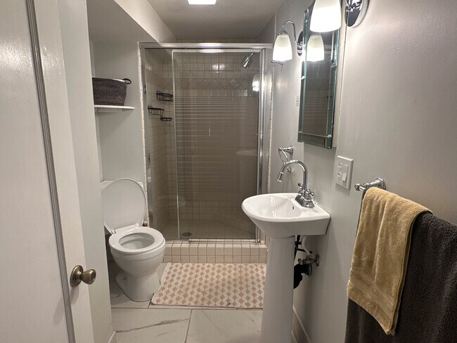 Building Photo - 5816 Reid Dr NW