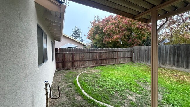 Building Photo - 560 Clover Dr