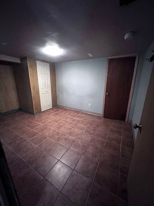 Building Photo - AVAILABLE JUNE 1ST: 4 bedroom 2 bathroom home!