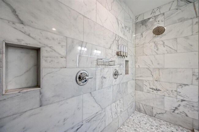 Building Photo - 902 W Plymouth St