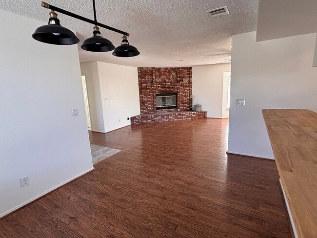 Building Photo - Beautiful Stallion Springs Home With A View!