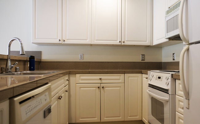 Kitchen includes full-size dishwasher, garbage disposal - 900 S Jackson St