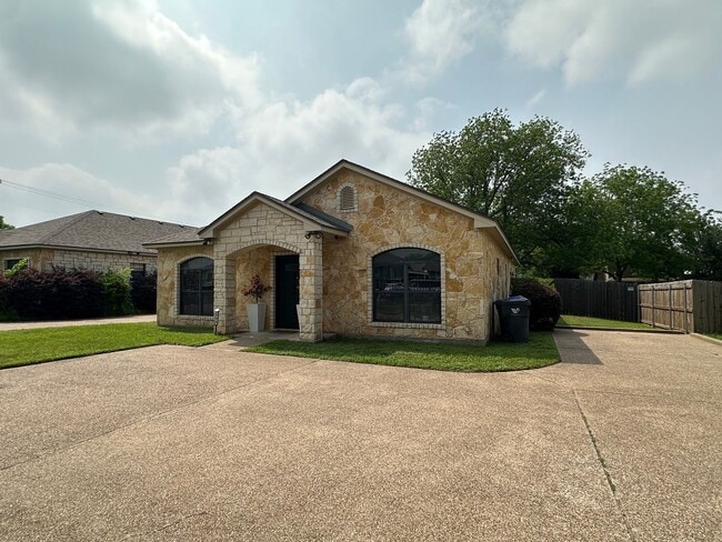 Building Photo - 221 Gurley Ln