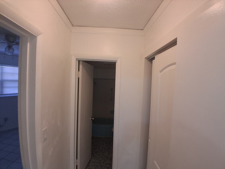 Building Photo - 1605 NE Miami Gardens Dr