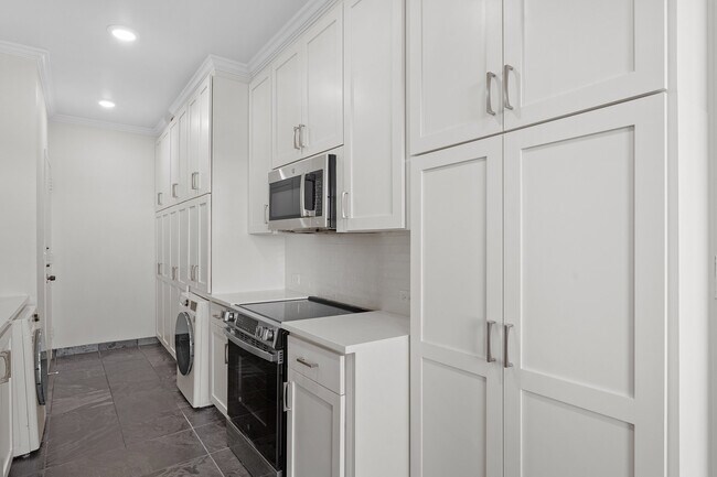 Building Photo - 2575 Peachtree Rd NE